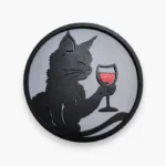 Imagen de gato tomando vino fondo gris