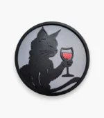 Imagen de gato tomando vino fondo gris