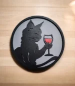 Imagen gato tomando vino fondo madera